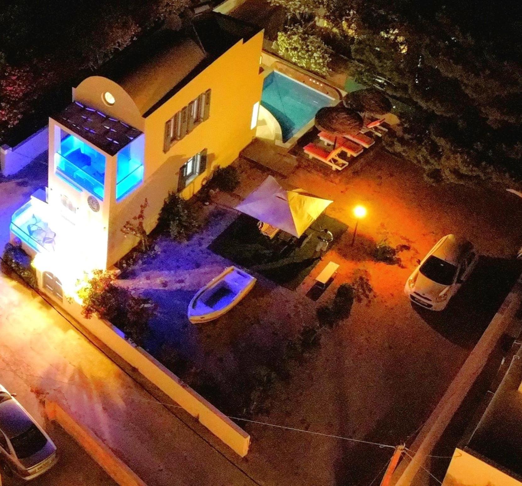 Located By The Sea One Beachfront Private Captain Lazaros Pool Villa With Loft In 750Sqm Spacious Private Plot-Jacuzzi-Sunrelax-Furnished Terace-Gazebo-Private Parking,Sleep 3 Adults And 2 Children, Just Steps From The Black Beach-Seaview Perissa  Exterior photo