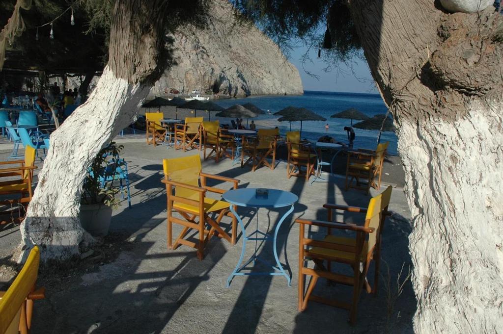 Located By The Sea One Beachfront Private Captain Lazaros Pool Villa With Loft In 750Sqm Spacious Private Plot-Jacuzzi-Sunrelax-Furnished Terace-Gazebo-Private Parking,Sleep 3 Adults And 2 Children, Just Steps From The Black Beach-Seaview Perissa  Exterior photo