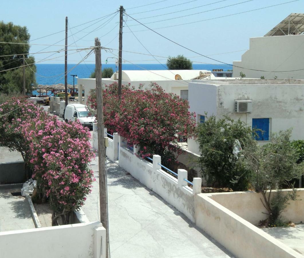 Located By The Sea One Beachfront Private Captain Lazaros Pool Villa With Loft In 750Sqm Spacious Private Plot-Jacuzzi-Sunrelax-Furnished Terace-Gazebo-Private Parking,Sleep 3 Adults And 2 Children, Just Steps From The Black Beach-Seaview Perissa  Exterior photo
