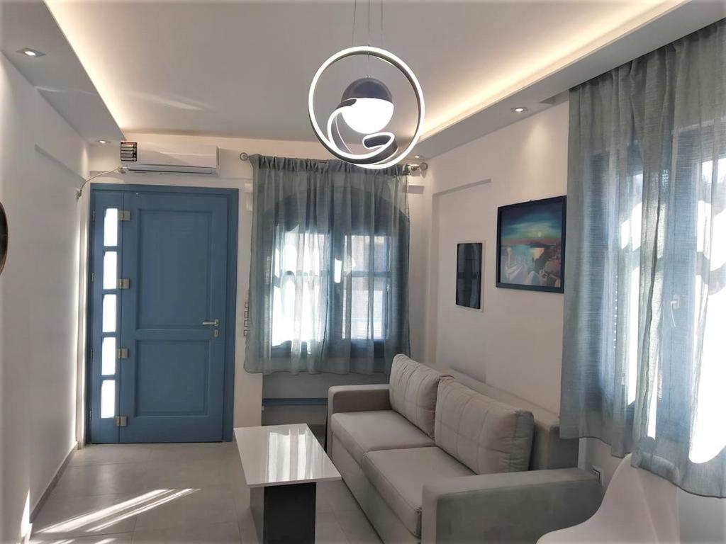 Located By The Sea One Beachfront Private Captain Lazaros Pool Villa With Loft In 750Sqm Spacious Private Plot-Jacuzzi-Sunrelax-Furnished Terace-Gazebo-Private Parking,Sleep 3 Adults And 2 Children, Just Steps From The Black Beach-Seaview Perissa  Exterior photo